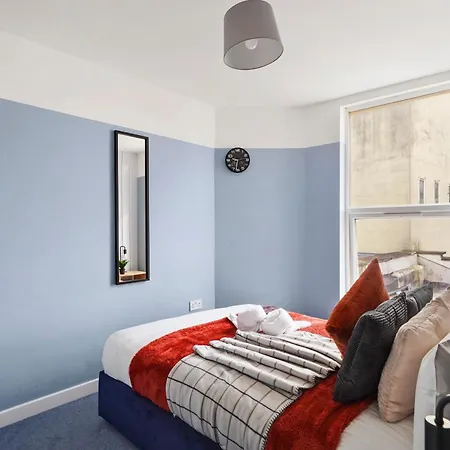 Stylish Garden Retreat - Sleeps 18 Appartement