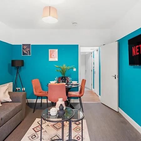 Stylish Garden Retreat - Sleeps 18 Bristol