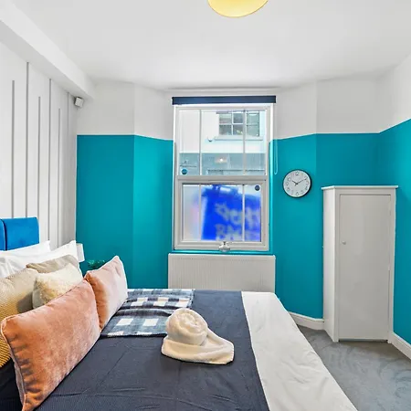 Stylish Garden Retreat - Sleeps 18 Appartement