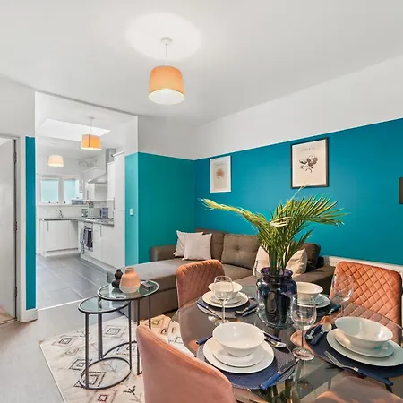 Appartement Stylish Garden Retreat - Sleeps 18