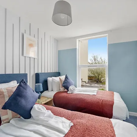 Stylish Garden Retreat - Sleeps 18 Appartement *