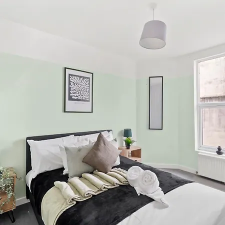 Stylish Garden Retreat - Sleeps 18 * Bristol