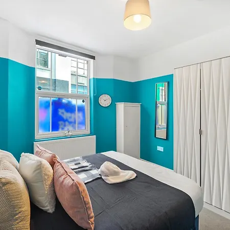 Stylish Garden Retreat - Sleeps 18 Appartement Bristol
