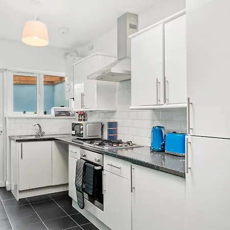 Stylish Garden Retreat - Sleeps 18 Appartement Bristol