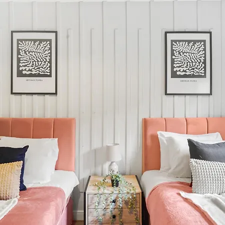 Stylish Garden Retreat - Sleeps 18 * Bristol