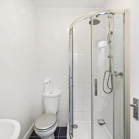 Stylish Garden Retreat - Sleeps 18 Appartement *