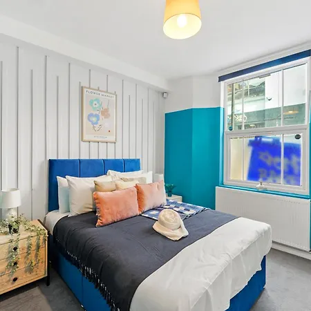 Stylish Garden Retreat - Sleeps 18 Bristol