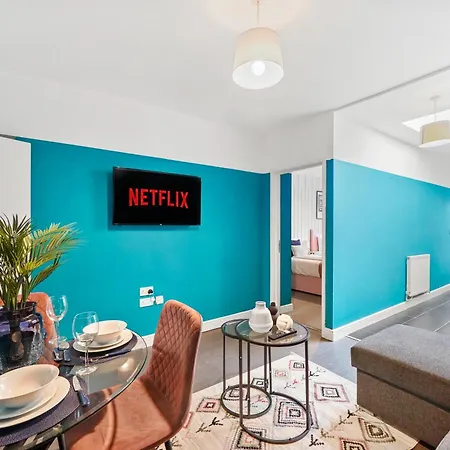 Stylish Garden Retreat - Sleeps 18 Bristol