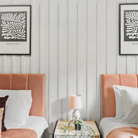 Stylish Garden Retreat - Sleeps 18 Appartement