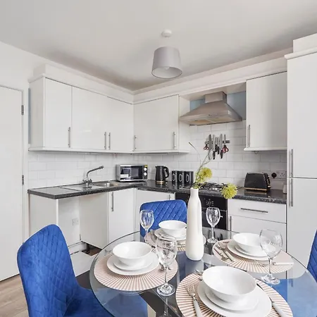 Stylish Garden Retreat - Sleeps 18 Appartement