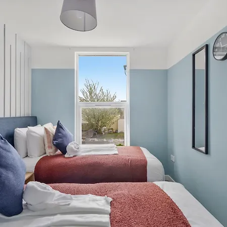 Stylish Garden Retreat - Sleeps 18 Bristol