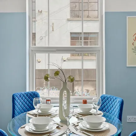 Stylish Garden Retreat - Sleeps 18 Appartement Bristol