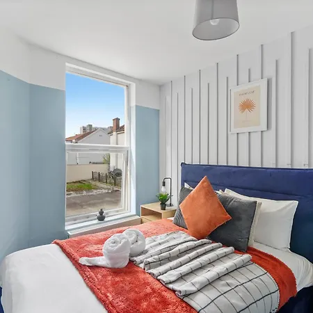 Stylish Garden Retreat - Sleeps 18 Appartement *