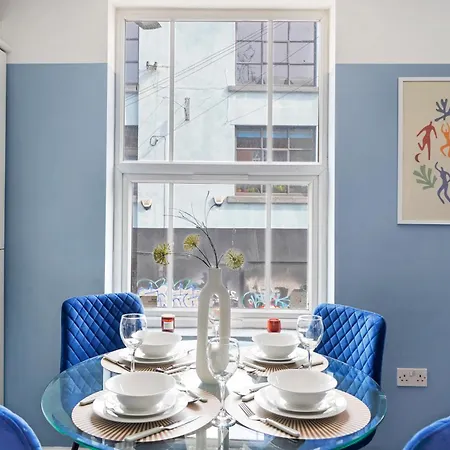 Stylish Garden Retreat - Sleeps 18 Appartement *