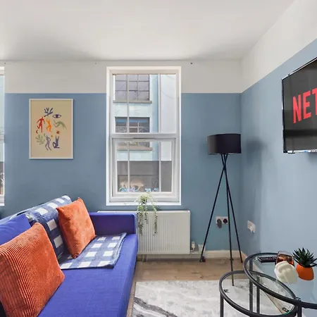 Stylish Garden Retreat - Sleeps 18 Appartement
