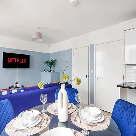 Stylish Garden Retreat - Sleeps 18 Bristol