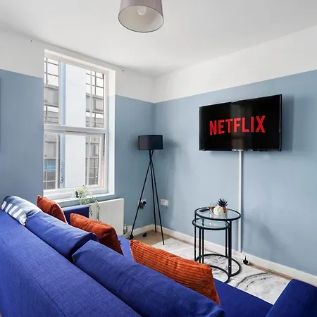 Stylish Garden Retreat - Sleeps 18 *