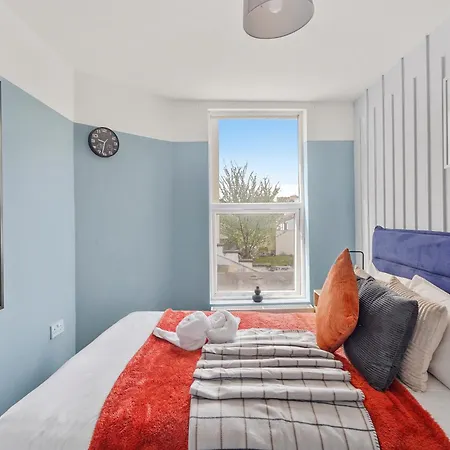 Stylish Garden Retreat - Sleeps 18 Appartement *