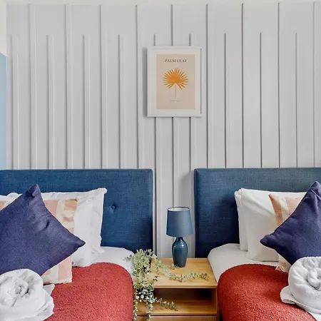 Stylish Garden Retreat - Sleeps 18 Bristol