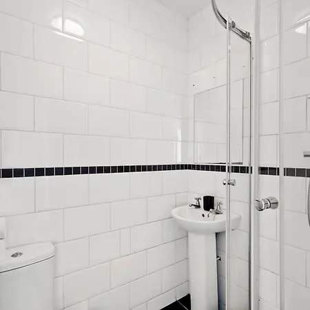Stylish Garden Retreat - Sleeps 18 Appartement