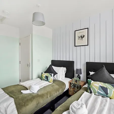 Stylish Garden Retreat - Sleeps 18 Appartement