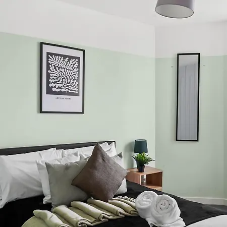 Stylish Garden Retreat - Sleeps 18 * Bristol