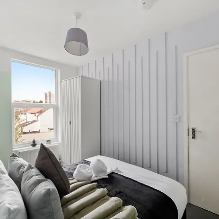 Appartement Stylish Garden Retreat - Sleeps 18 *