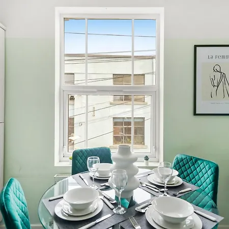 Stylish Garden Retreat - Sleeps 18 Appartement *