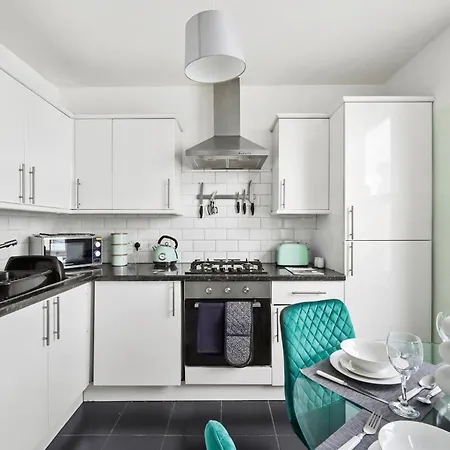 Appartement Stylish Garden Retreat - Sleeps 18 *