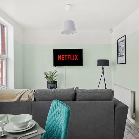 Stylish Garden Retreat - Sleeps 18 Appartement *