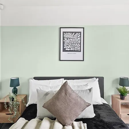 Stylish Garden Retreat - Sleeps 18 Appartement *