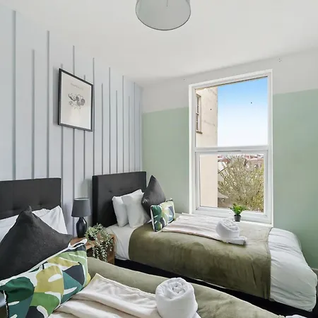 Appartement Stylish Garden Retreat - Sleeps 18 *