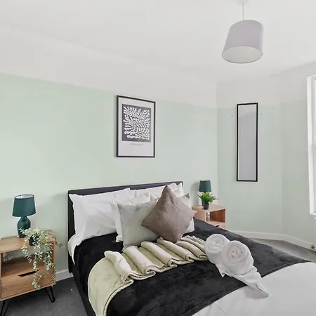 Stylish Garden Retreat - Sleeps 18