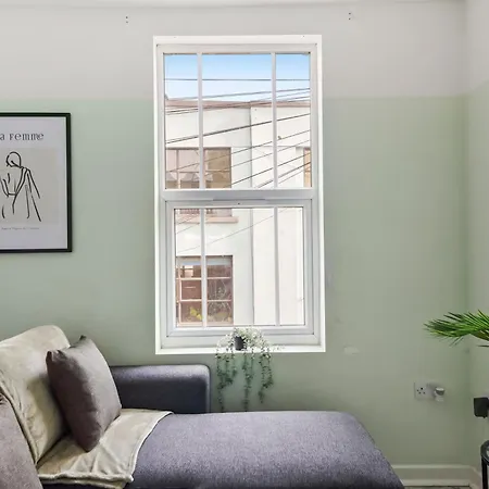 Stylish Garden Retreat - Sleeps 18 Appartement *