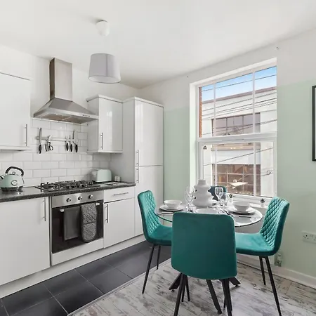 Stylish Garden Retreat - Sleeps 18