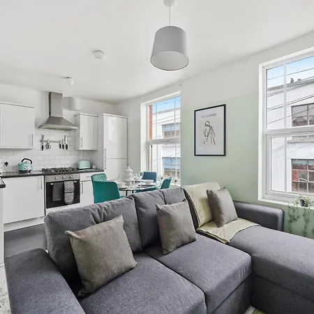 Appartement Stylish Garden Retreat - Sleeps 18 Bristol