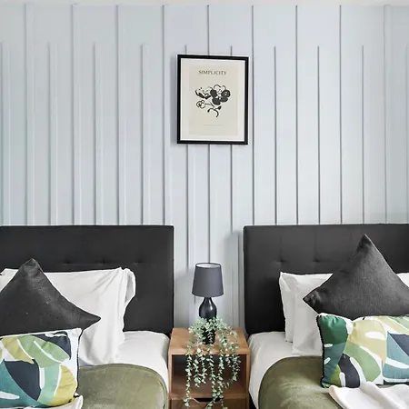 Stylish Garden Retreat - Sleeps 18 * Bristol
