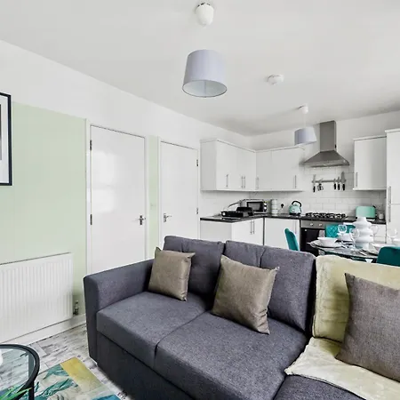 Stylish Garden Retreat - Sleeps 18 Appartement *